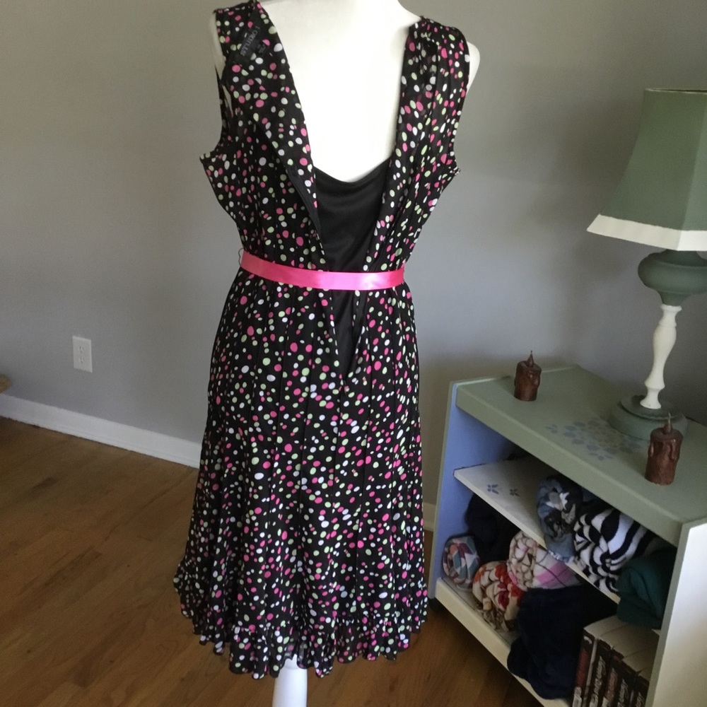 BEAUTIFUL POLKA DOT SWING DRESS - Picture 6 of 13